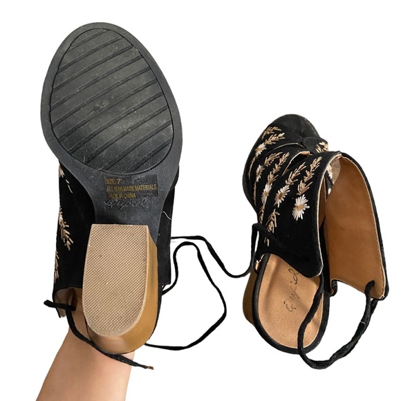 Chunky black heels - Picture 2 of 4